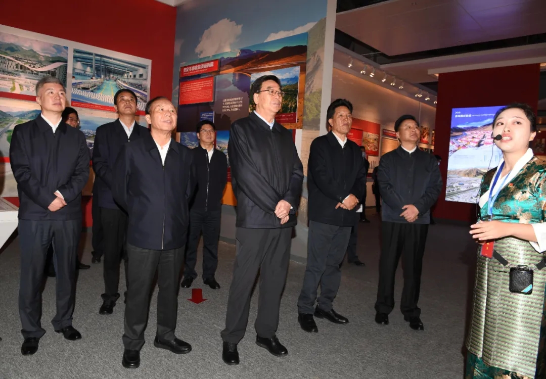 什么展览，吸引自治区四大领导班子成员集体前往？